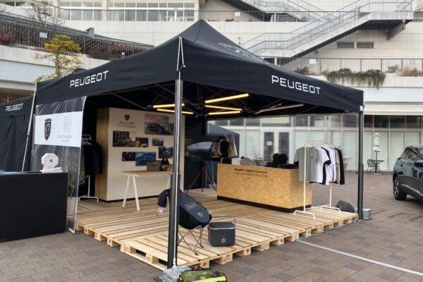 フランス車の展示販売会場での利用事例