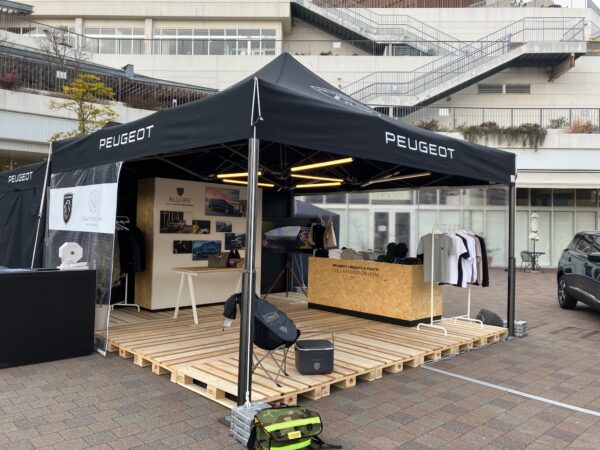フランス車の展示販売会場での利用事例