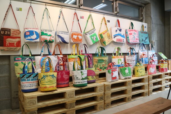ポップでサステナブルなバッグの展示会事例
